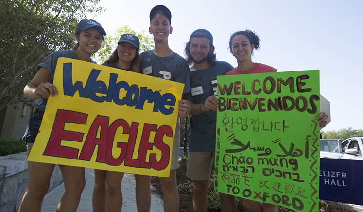 Greeters welcome first-year students to campus