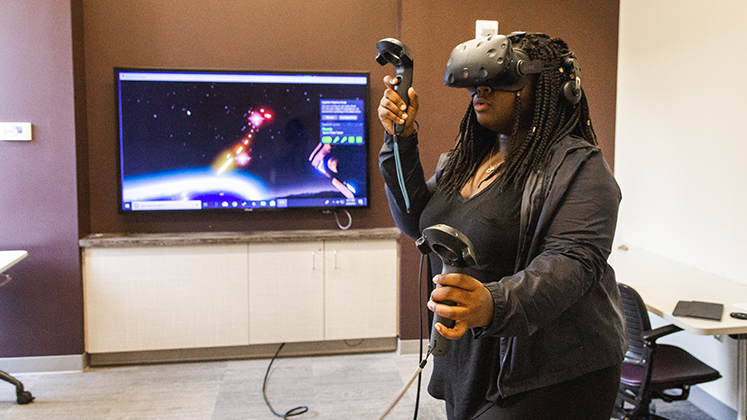 A student uses the VR lab in the Oxford library.