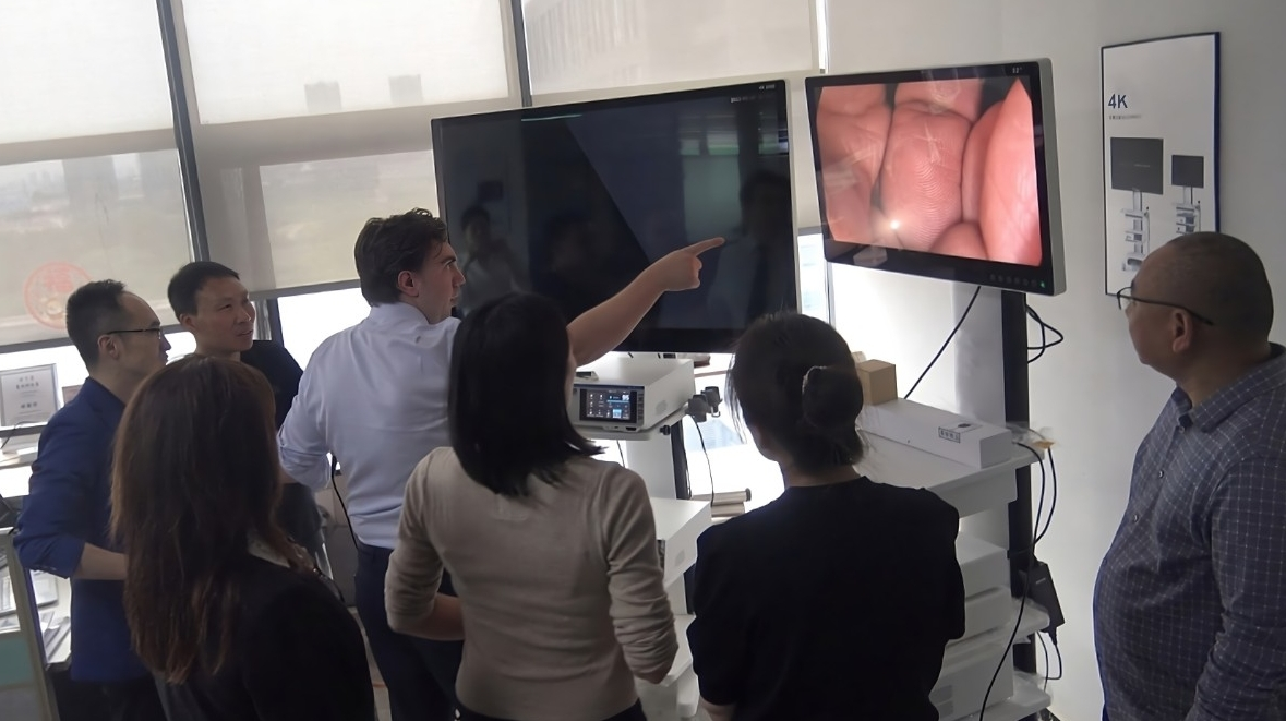 Simmonds demonstrating technology