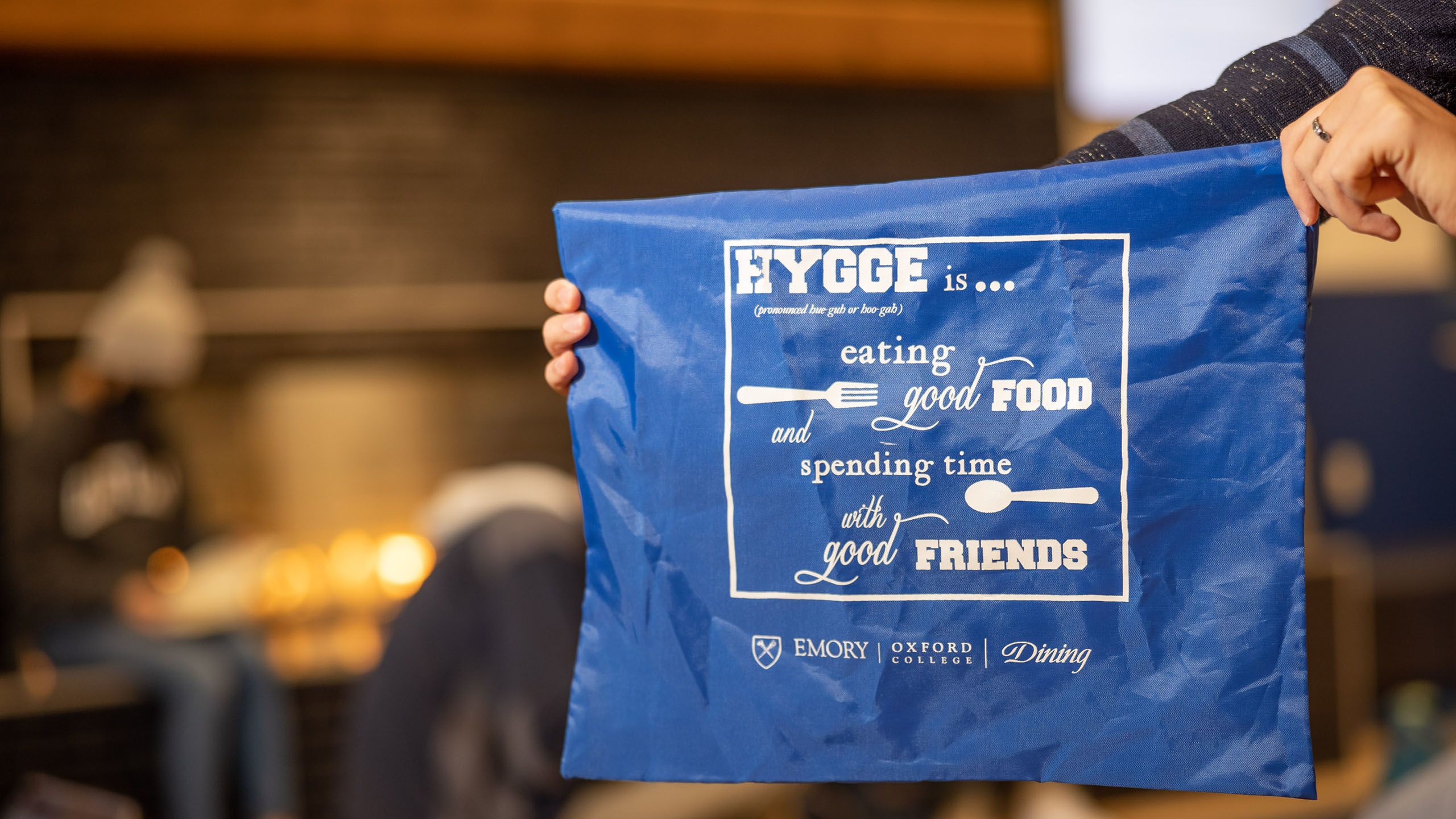 Oxford Dining and supplies students with reusable bags for collecting meals.